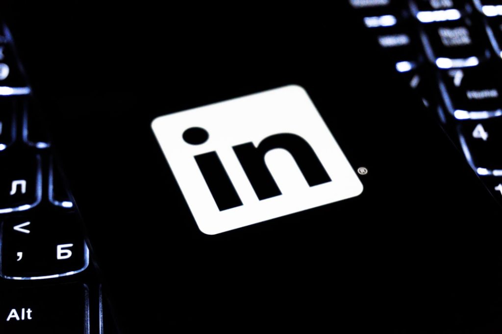 Professionals networking and connecting on LinkedIn to generate warm leads