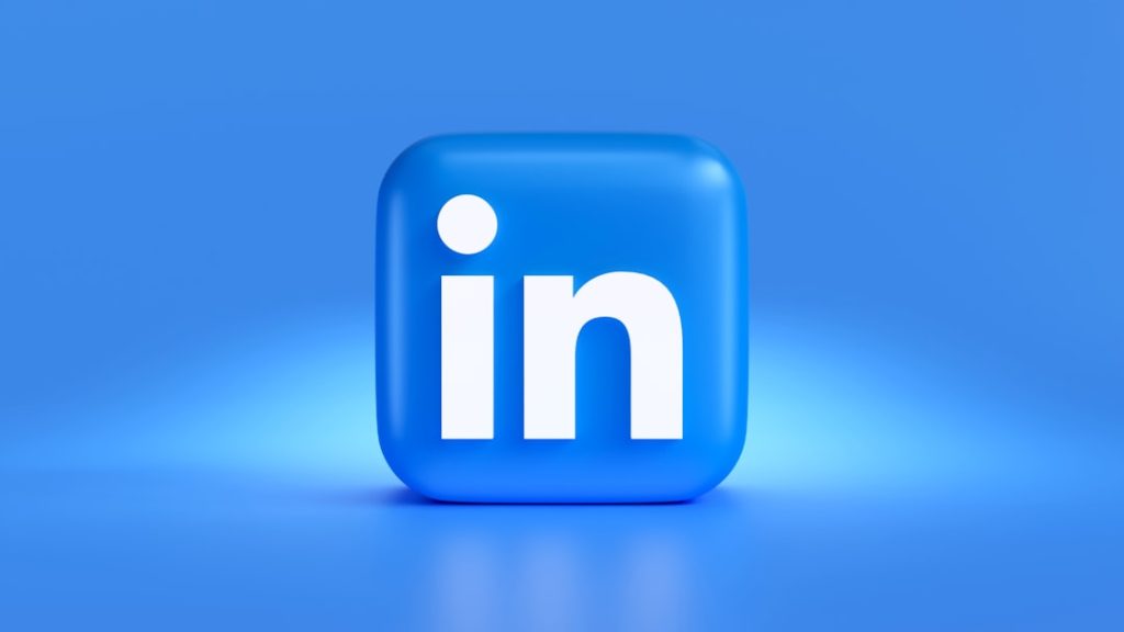 A blue LinkedIn-style link icon on a blue background, representing LinkedIn automation tools for lead generation